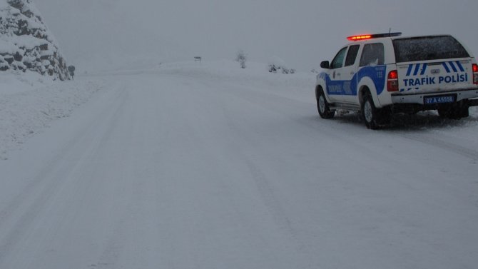Antalya-Konya karayolu kar sebebiyle 24 saattir kapalı