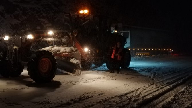 Antalya-Konya karayolu kar sebebiyle 24 saattir kapalı