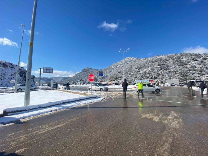 Antalya-Konya karayolu kar sebebiyle 24 saattir kapalı