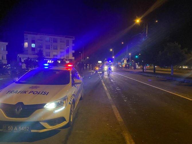 Barışma teklifini reddeden kız arkadaşını yoldan geçen aracın önüne attı