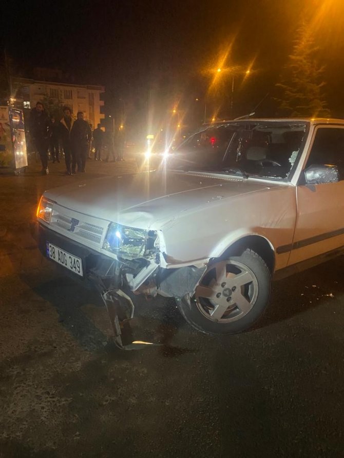 Barışma teklifini reddeden kız arkadaşını yoldan geçen aracın önüne attı