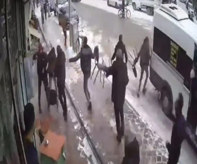 Bıçak, taş, sopa ve sandalyeli kavga kamerada