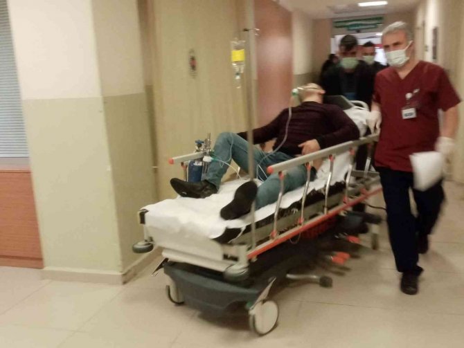 Buzlanma nedeniyle dere yatağına uçan otomobilde can pazarı: 1 ölü, 3 yaralı