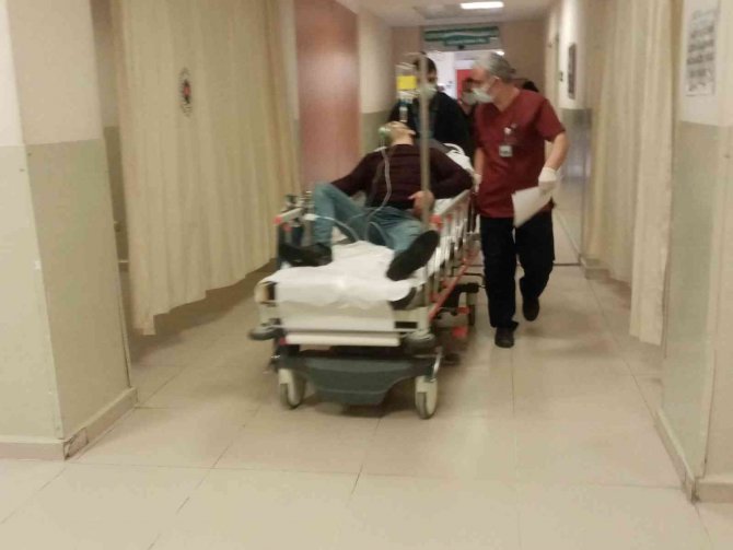 Buzlanma nedeniyle dere yatağına uçan otomobilde can pazarı: 1 ölü, 3 yaralı