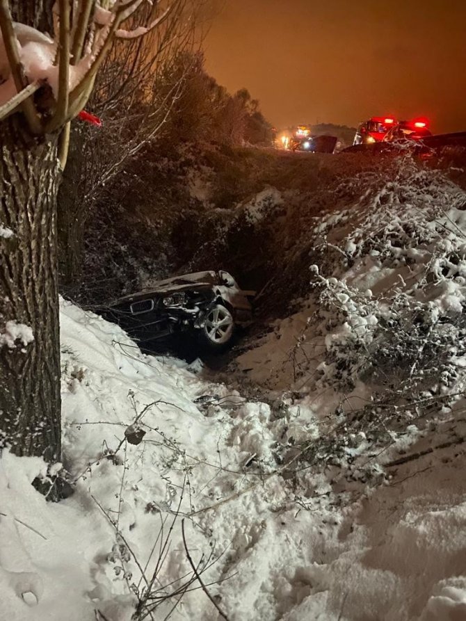 Buzlanma nedeniyle dere yatağına uçan otomobilde can pazarı: 1 ölü, 3 yaralı