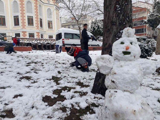 Çocuklar parkta karın tadını çıkardı