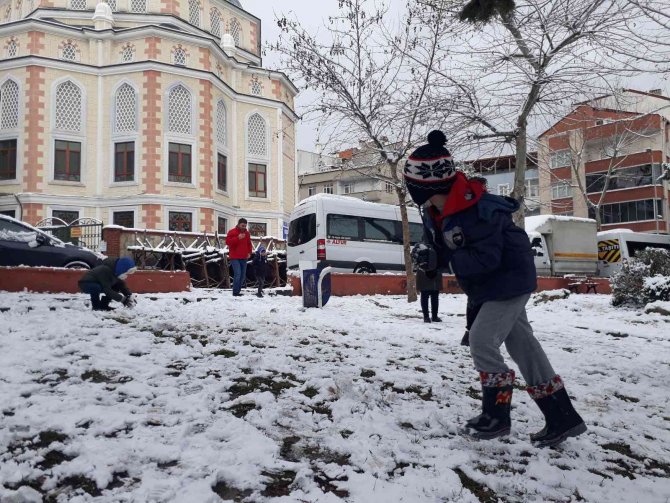 Çocuklar parkta karın tadını çıkardı