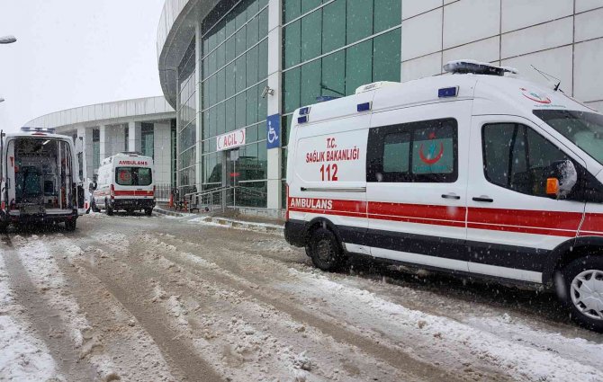 Erzincan’da 5 kişilik aile sobadan sızan karbonmonoksit gazından zehirlendi