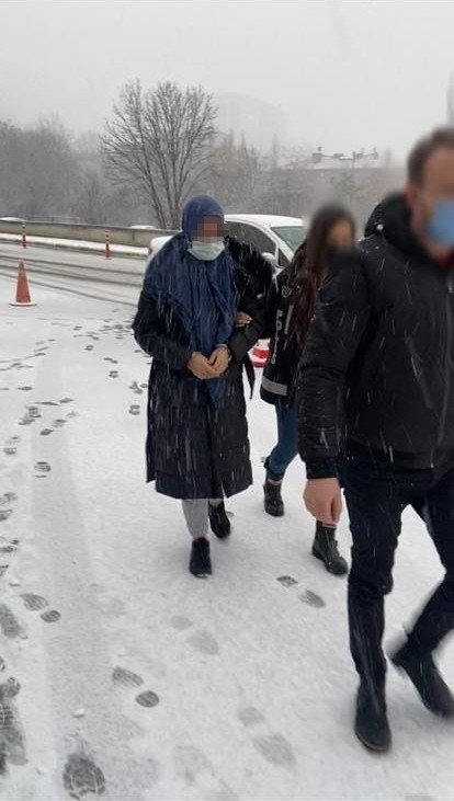 FETÖ’nün muhasebeci ablası polisten kaçmak için ikinci kattan atladı