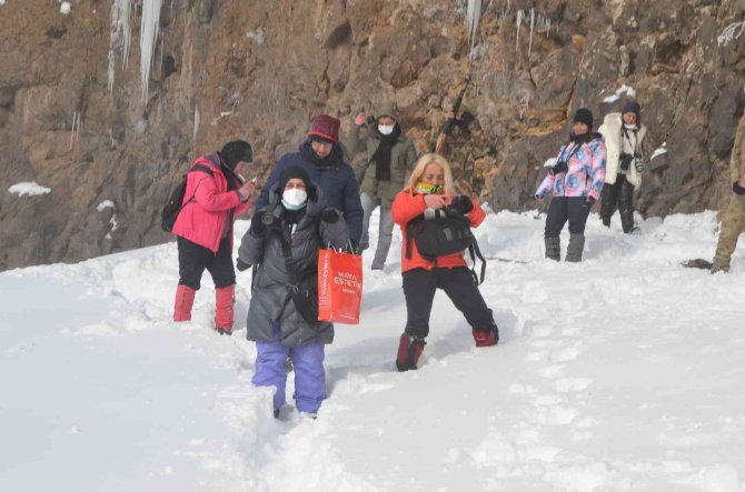 Fotoğraf sanatçıları kışın güzelliklerini fotoğrafladı