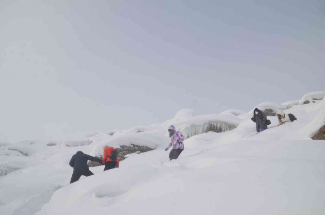 Fotoğraf sanatçıları kışın güzelliklerini fotoğrafladı