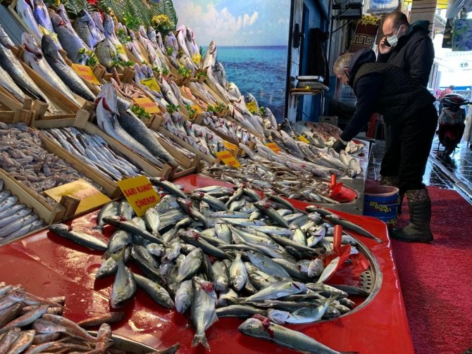 Geçtiğimiz günlerde boş kalan balık tezgahlarında bolluk başladı