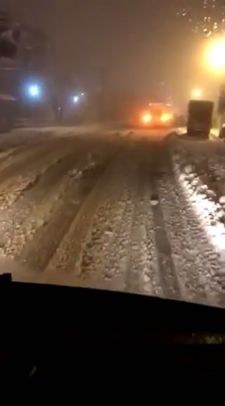 Hasta almaya giderken mahsur kalan ambulansı itfaiye kurtardı