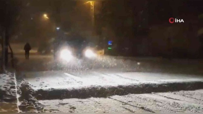 İstanbul’da kar yağışı etkili oldu: Çocuklar eğlendi, sürücüler zor anlar yaşadı