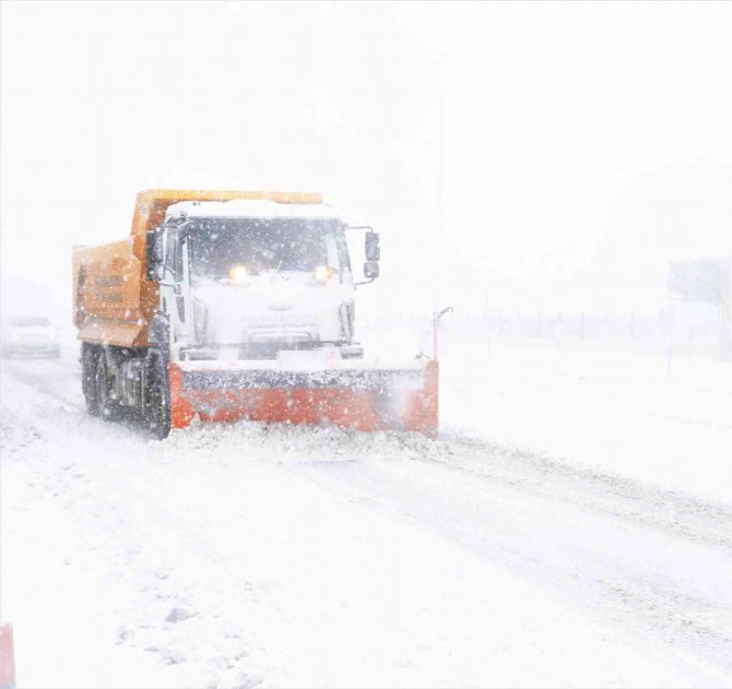 Karaman şehir merkezinde kar kalınlığı 30 santimi aştı