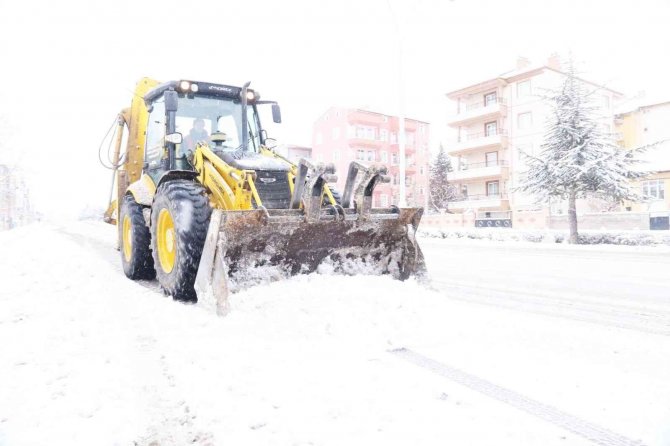 Karaman şehir merkezinde kar kalınlığı 30 santimi aştı
