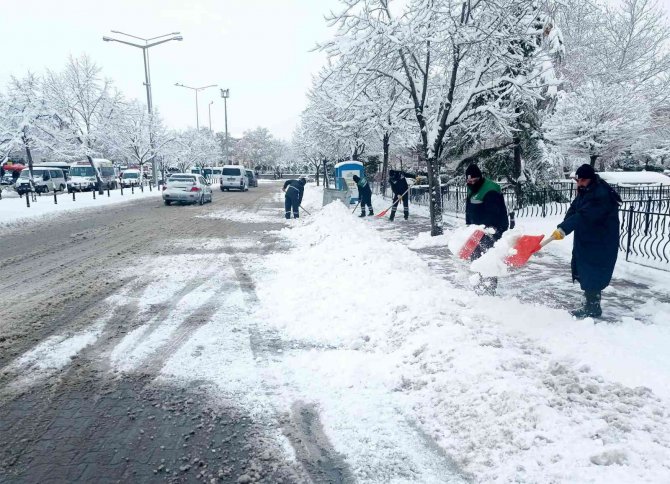 Karatay’da 24 saat kar mesaisi