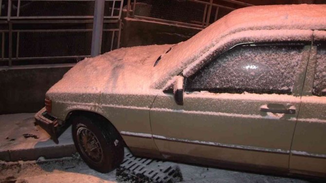 Karlı yolda kontrolünü kaybeden servis yan yattı