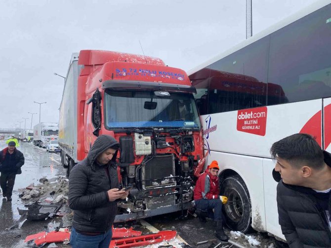 Kaza sonrası trafiğin açılması için çalışmalar sürüyor