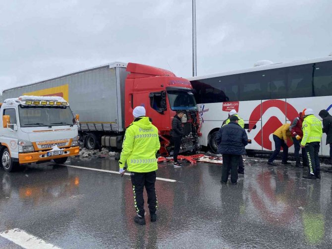 Kaza sonrası trafiğin açılması için çalışmalar sürüyor