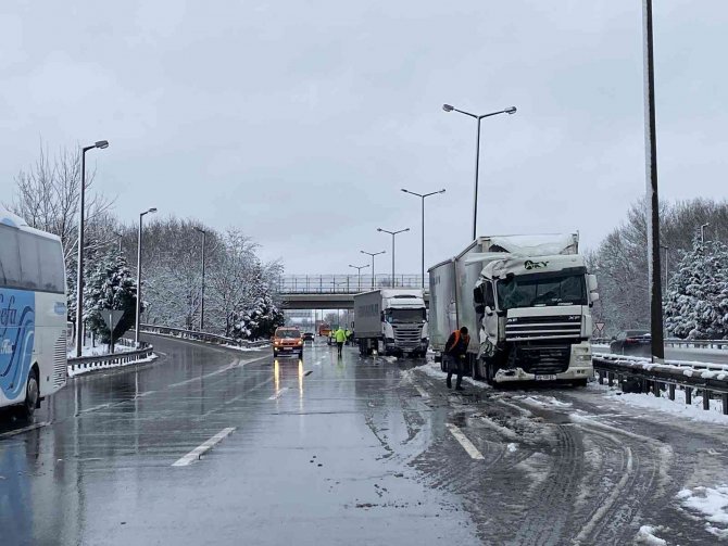 Kaza sonrası trafiğin açılması için çalışmalar sürüyor