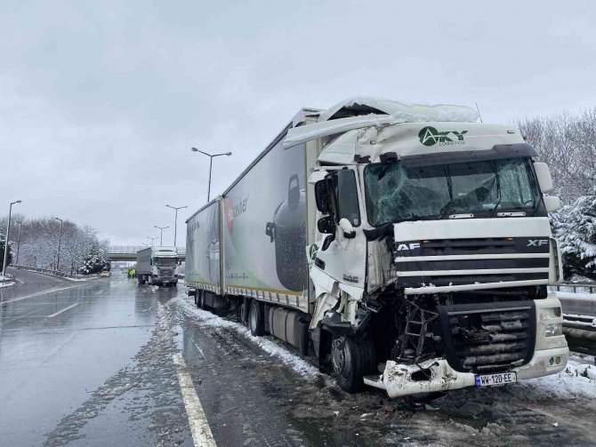 Kaza sonrası trafiğin açılması için çalışmalar sürüyor