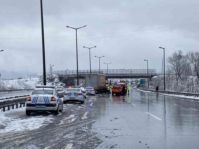 Kaza sonrası trafiğin açılması için çalışmalar sürüyor