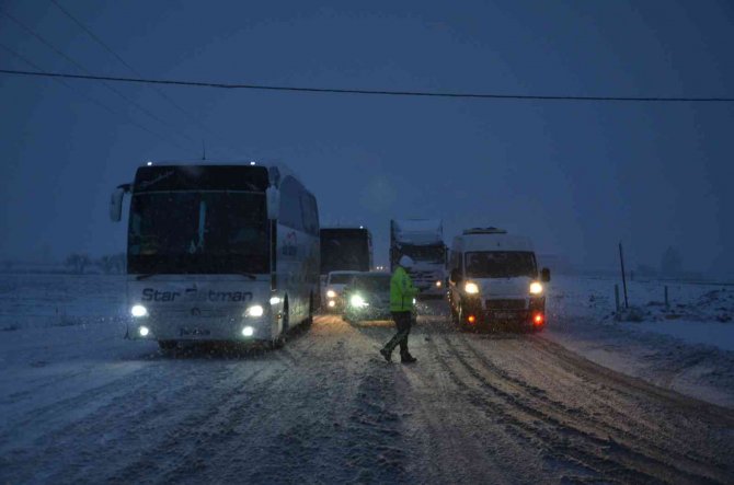 Konya Adana karayolu 16 saattir trafiğe kapalı