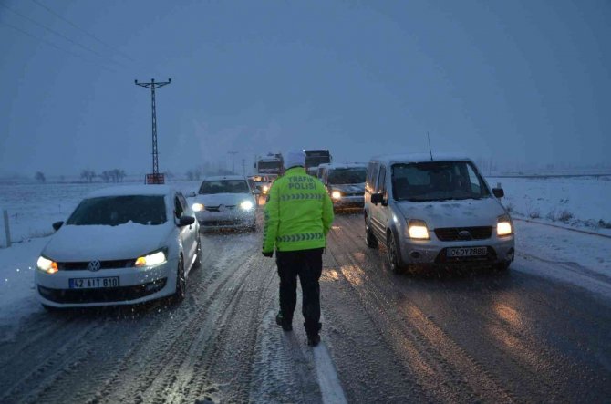 Konya Adana karayolu 16 saattir trafiğe kapalı