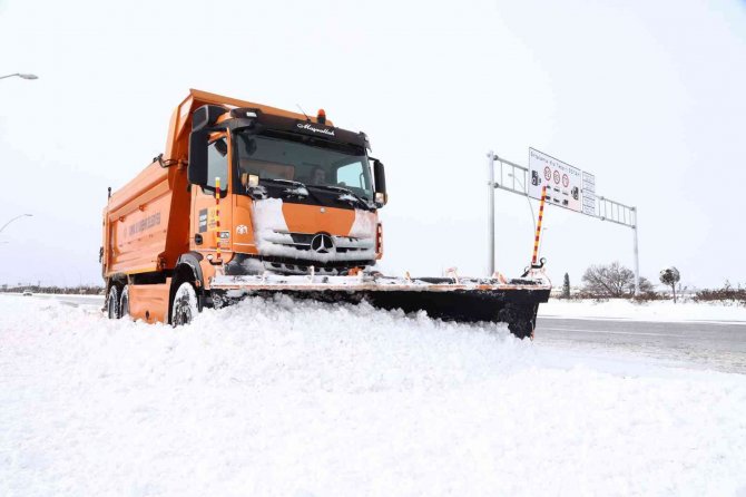 Konya Büyükşehir 31 ilçede yolları açık tutmak için yoğun mesai harcıyor