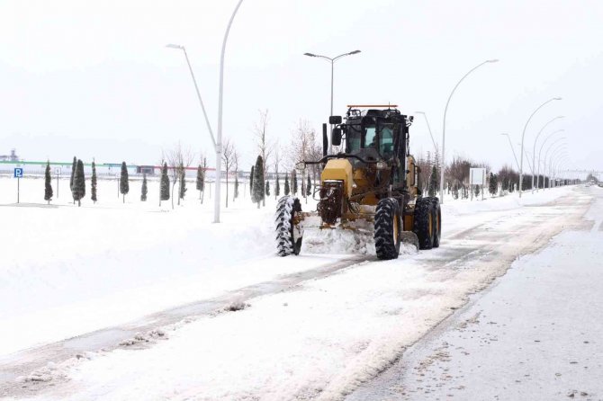 Konya Büyükşehir 31 ilçede yolları açık tutmak için yoğun mesai harcıyor