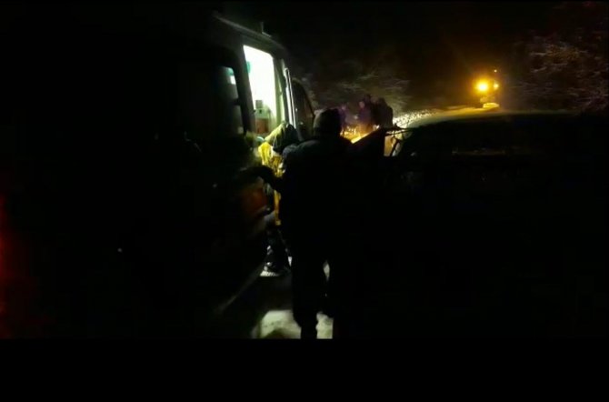 Konya’da hamile kadın karda mahsur kalan otomobilde doğum yaptı