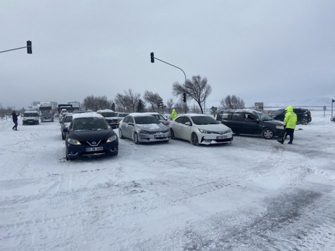 Konya’da kar ve tipi ulaşımı olumsuz etkiledi