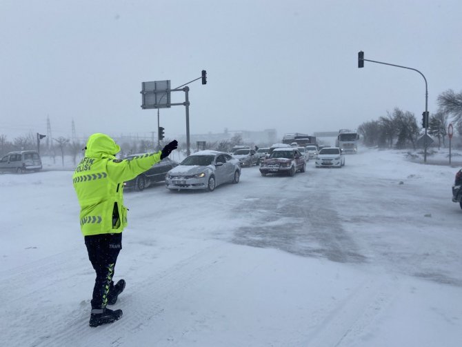 Konya’da kar ve tipi ulaşımı olumsuz etkiledi