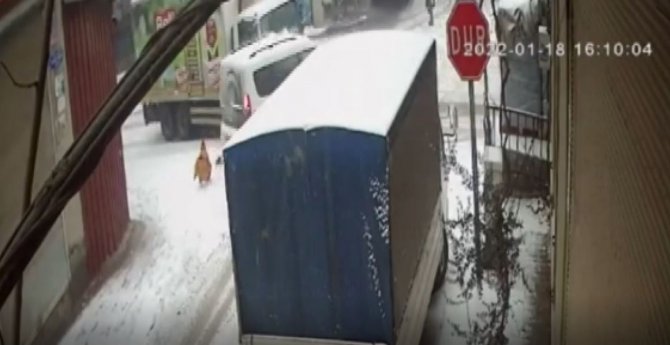 Küçük çocuğun inanılmaz kurtuluşu kamerada