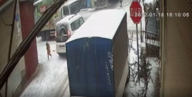 Küçük çocuğun inanılmaz kurtuluşu kamerada