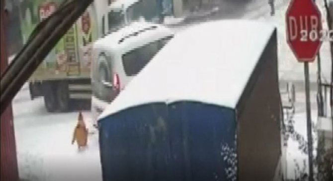 Küçük çocuğun inanılmaz kurtuluşu kamerada