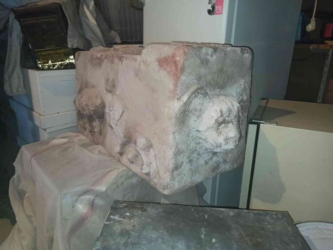 Roma dönemine ait tarihi eserleri piyasaya sürmek isterken yakalandılar