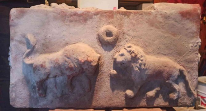 Roma dönemine ait tarihi eserleri piyasaya sürmek isterken yakalandılar