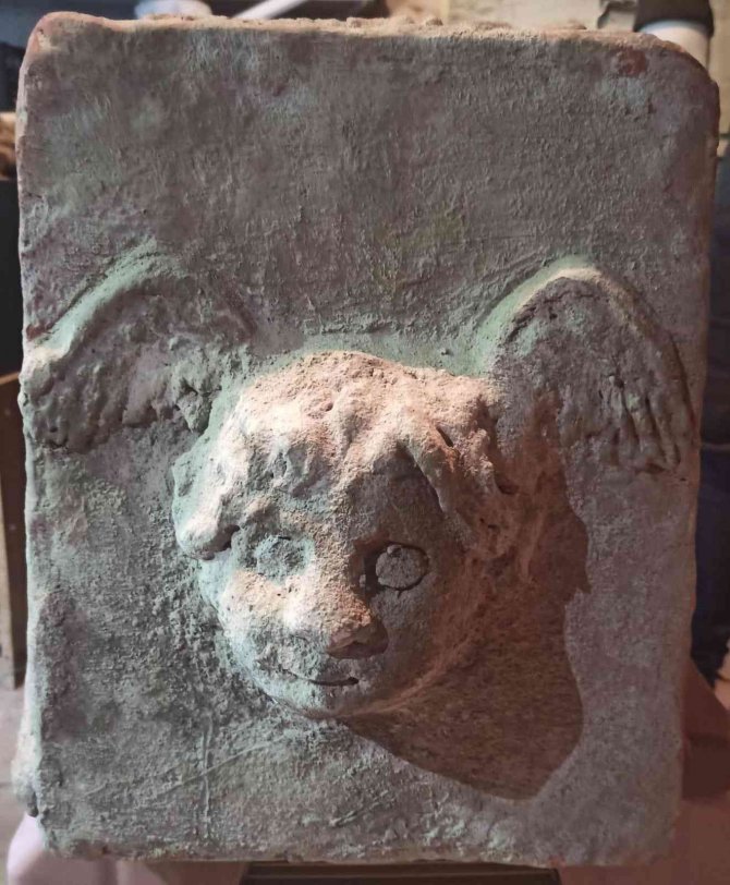 Roma dönemine ait tarihi eserleri piyasaya sürmek isterken yakalandılar