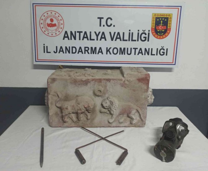 Roma dönemine ait tarihi eserleri piyasaya sürmek isterken yakalandılar