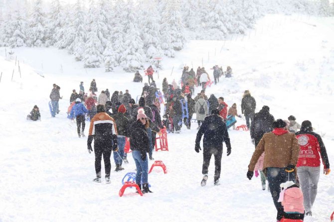 Sıfırın altında 7 derecede kızaklarıyla kayarak ısındılar