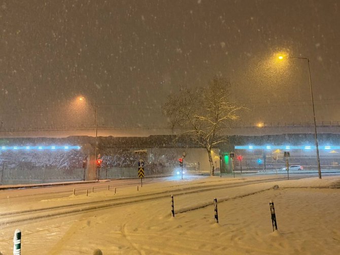Yoğun kar yağışı nedeniyle araçlar ilerlemekte güçlük çekti