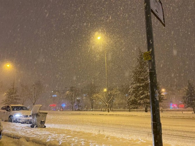Yoğun kar yağışı nedeniyle araçlar ilerlemekte güçlük çekti