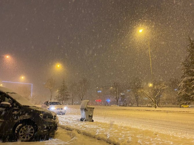 Yoğun kar yağışı nedeniyle araçlar ilerlemekte güçlük çekti