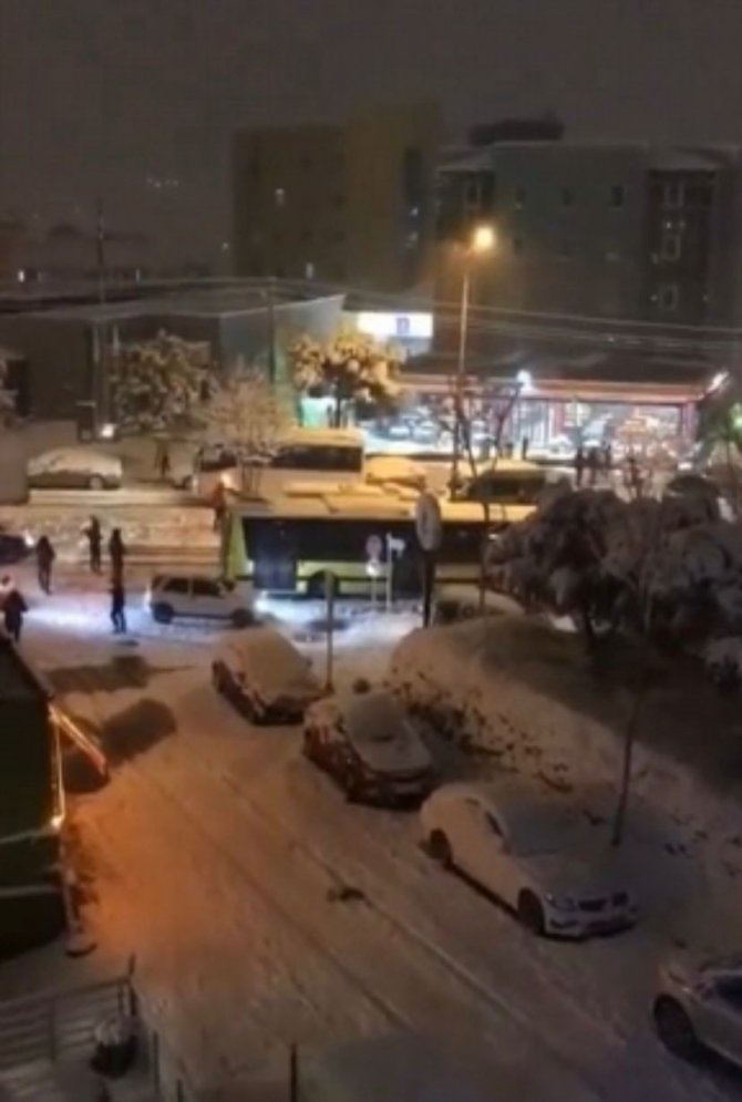 Yoğun kar yağışı nedeniyle araçlar ilerlemekte güçlük çekti