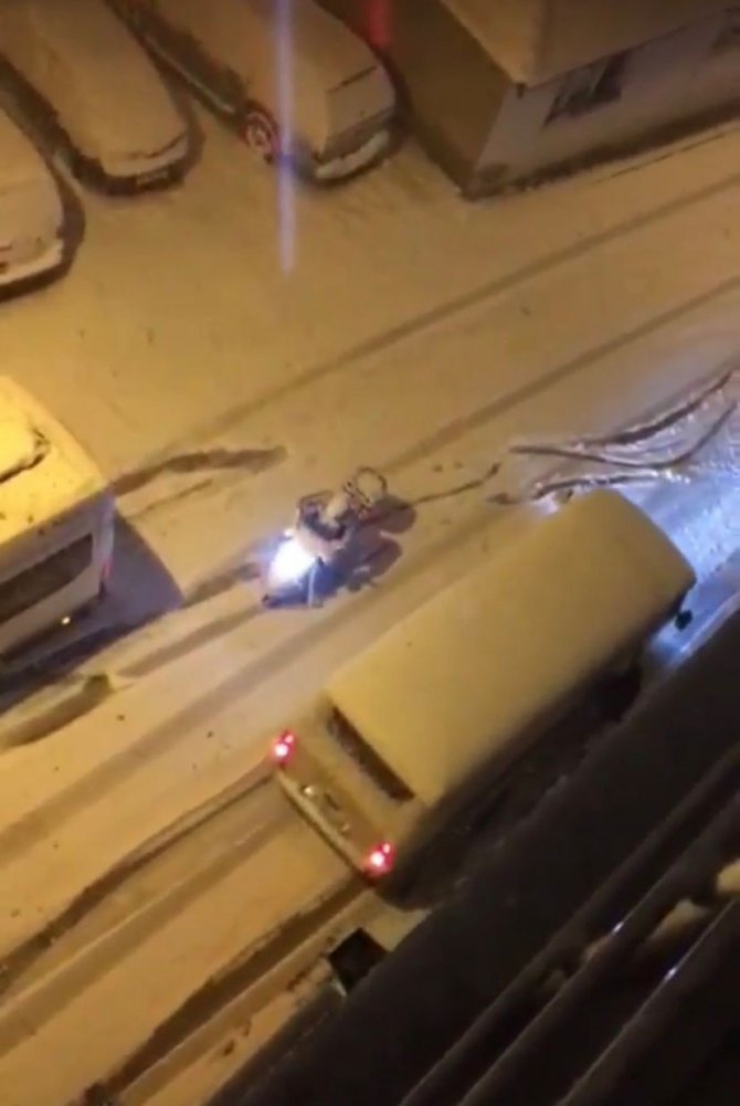 Yoğun kar yağışı nedeniyle araçlar ilerlemekte güçlük çekti