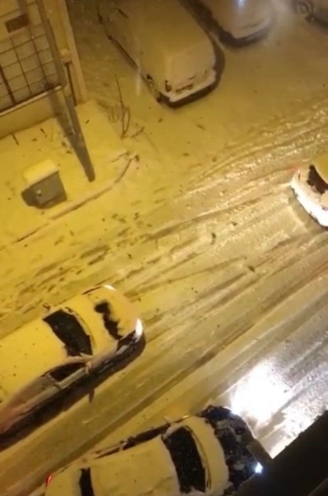 Yoğun kar yağışı nedeniyle araçlar ilerlemekte güçlük çekti