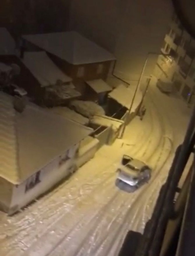 Yoğun kar yağışı nedeniyle araçlar ilerlemekte güçlük çekti