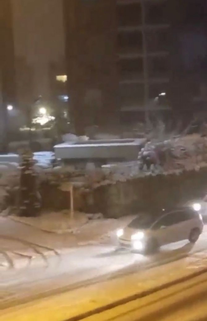 Yoğun kar yağışı nedeniyle araçlar ilerlemekte güçlük çekti